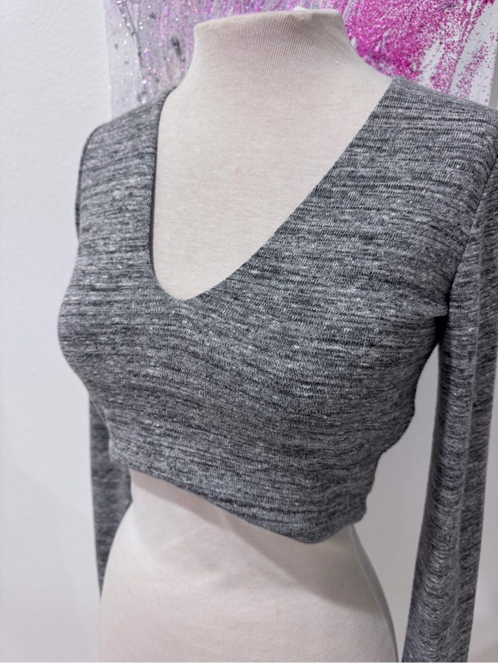Alice + Olivia Jori Cropped Top Grey Long Sleeve V Neck Heathered Top size 6
